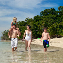 GA_Green_Island_family_beach